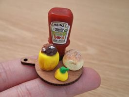 Gefüllter Peperoni mit Brötchen und Heinz Ketchup