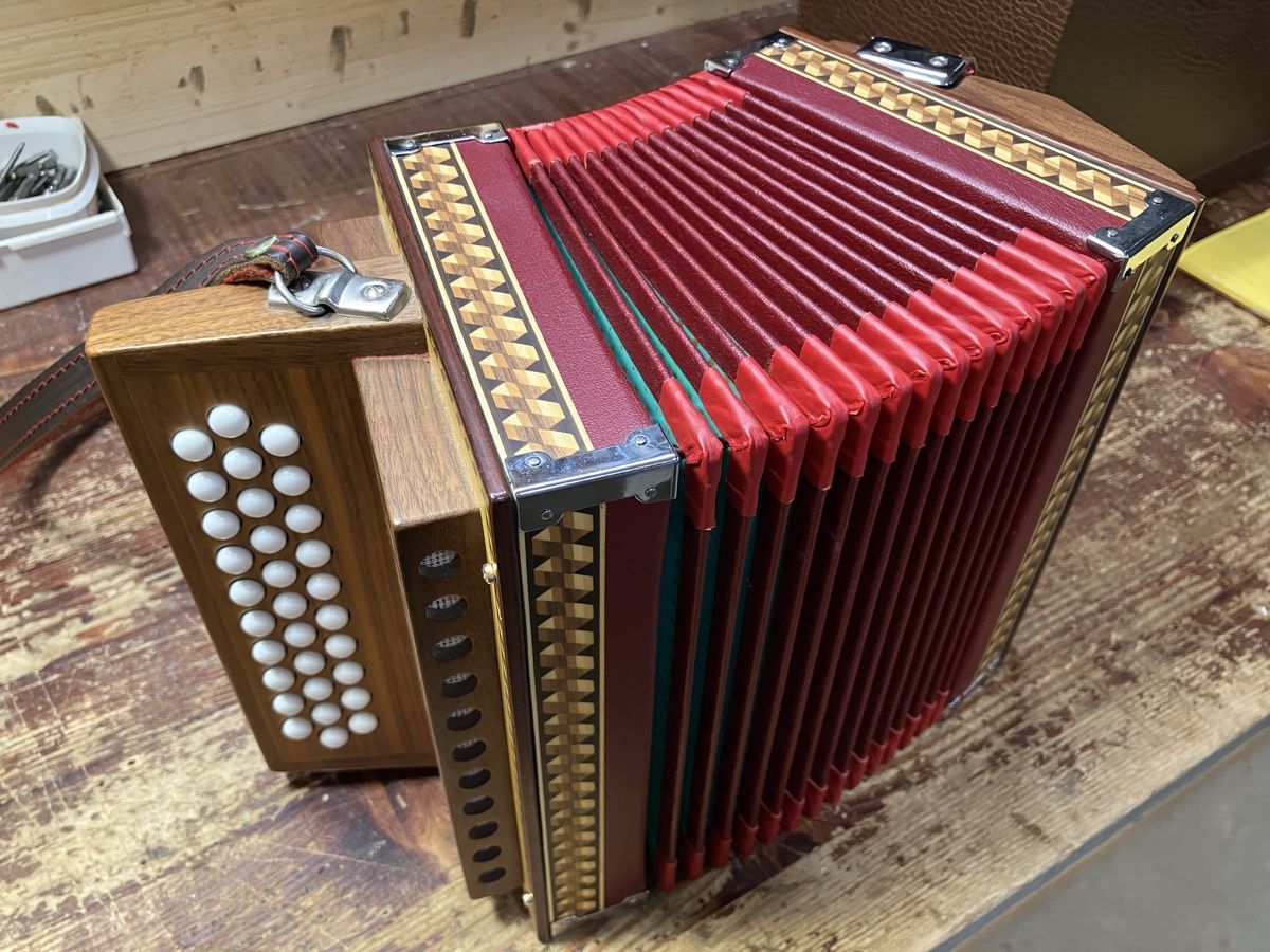 Strumenti musicali: Schwyzerörgeli Christen B – Usato da Diessenhofen venduto da Fox10070