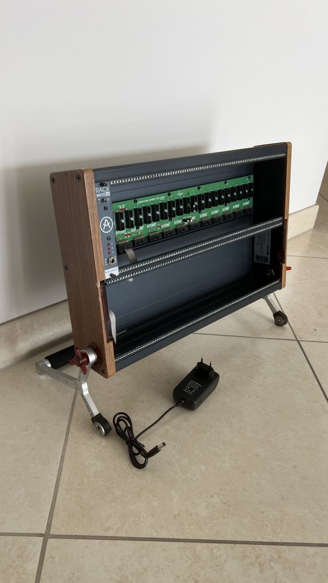 Arturia Strumenti musicali: Arturis Rack Brute 6U - Eurorack case – Usato da Meggen venduto da Hobst