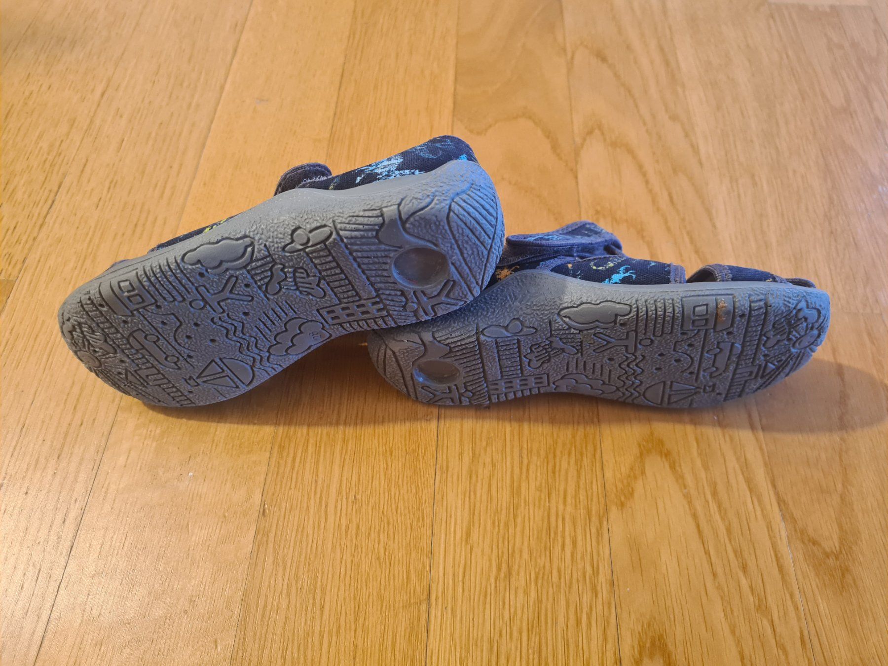 Scarpe per ragazzi: Hausschuhe Gr 28 – Usato da Zumikon venduto da daryona 2