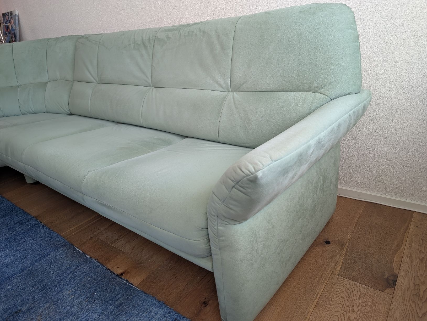 Sofas: Ecksofa hellgrün mit Glastisch – Gebraucht aus Volketswil von mattwalt 1