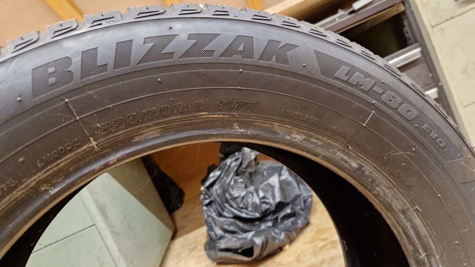 Pneumatici & Ruote complete: Winterpneus Blizzak LM-80 235/60R18 – Usato da Lüterswil venduto da Xrraptor