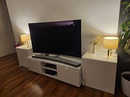 TV Möbel mit viel Stauraum und schönen Lampen 