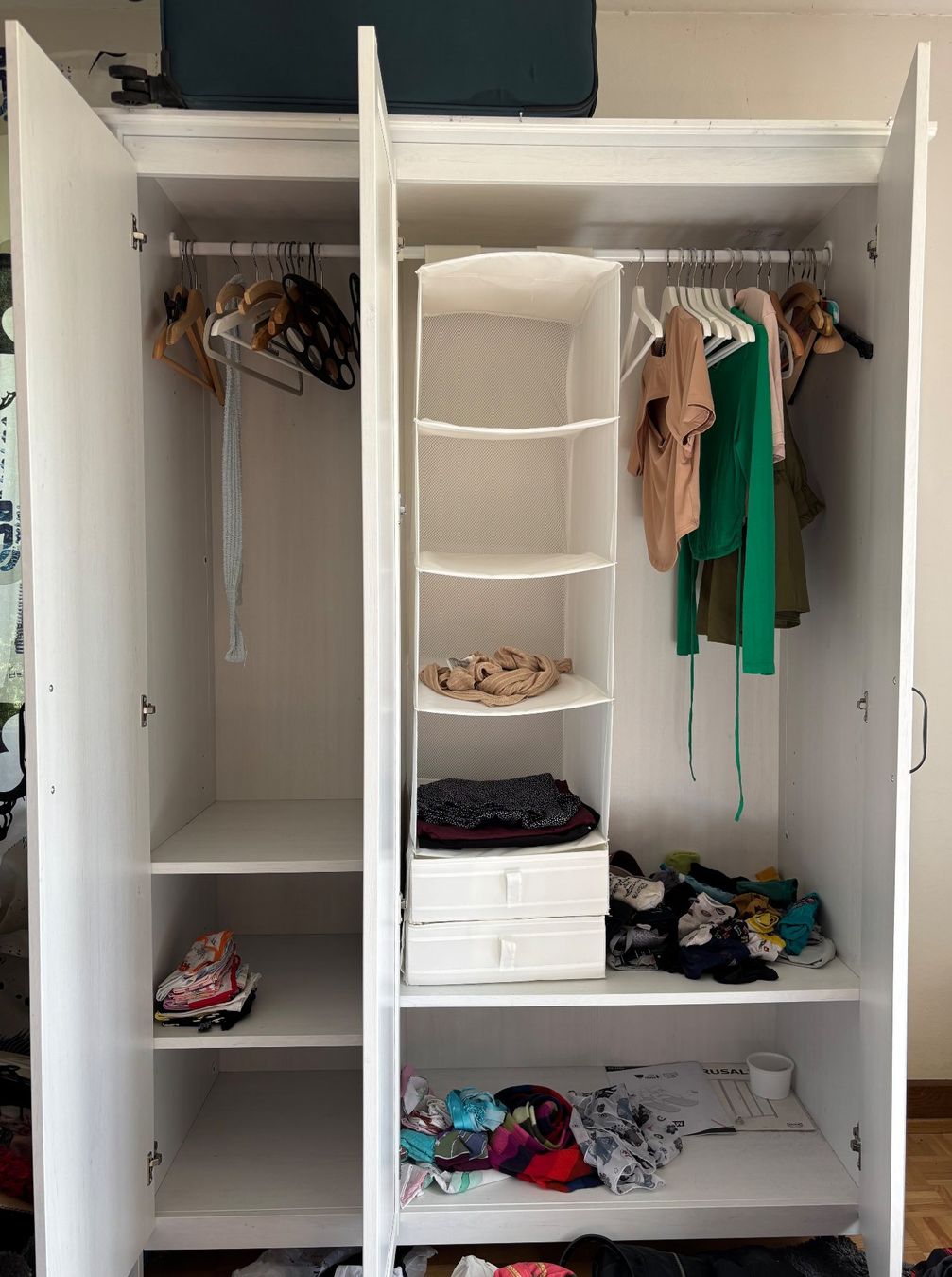 IKEA Schrank, 3-türig, mit Spiegel, weiss (Gebraucht) in Erlenbach ZH für CHF 23 – nur Abholung auf Ricardo kaufen