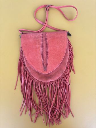 Rote Ledertasche im Boho Stil mit Fransen