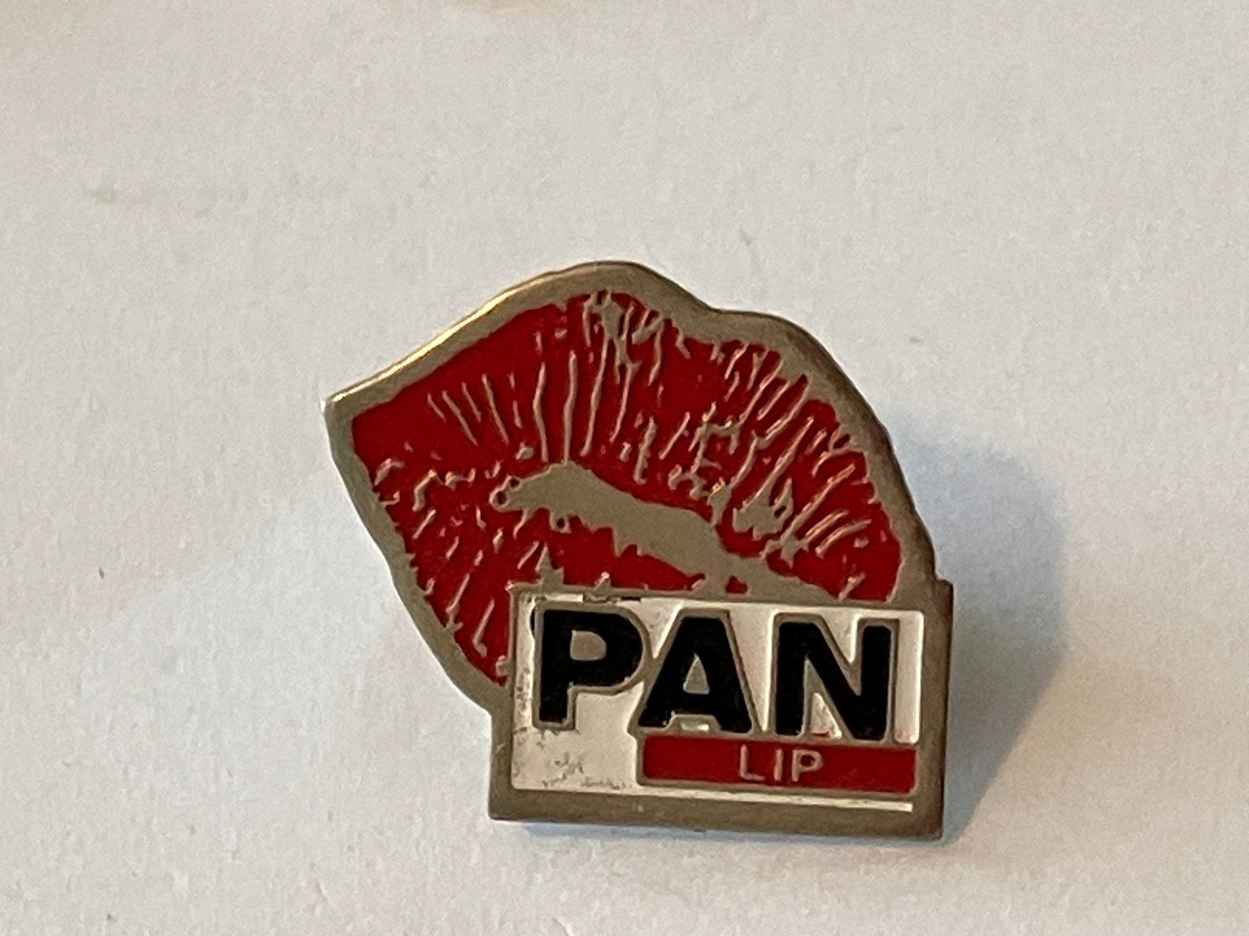 Placchette & Badge: 1 Pin Pan Lip – Usato da Basel venduto da djwwpp