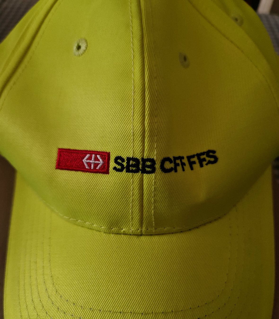 Copricapi, berretti & cappellini: Casquette jaune, visière jaune et bleue – Nuovo (secondo la descrizione) da Cortaillod venduto da signep 1