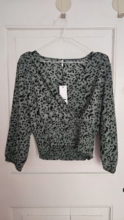JDY Damen Wickelbluse mit Animalprint Grösse M neu
