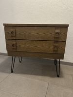 Commode vintage en bois clair avec pieds en épingle!