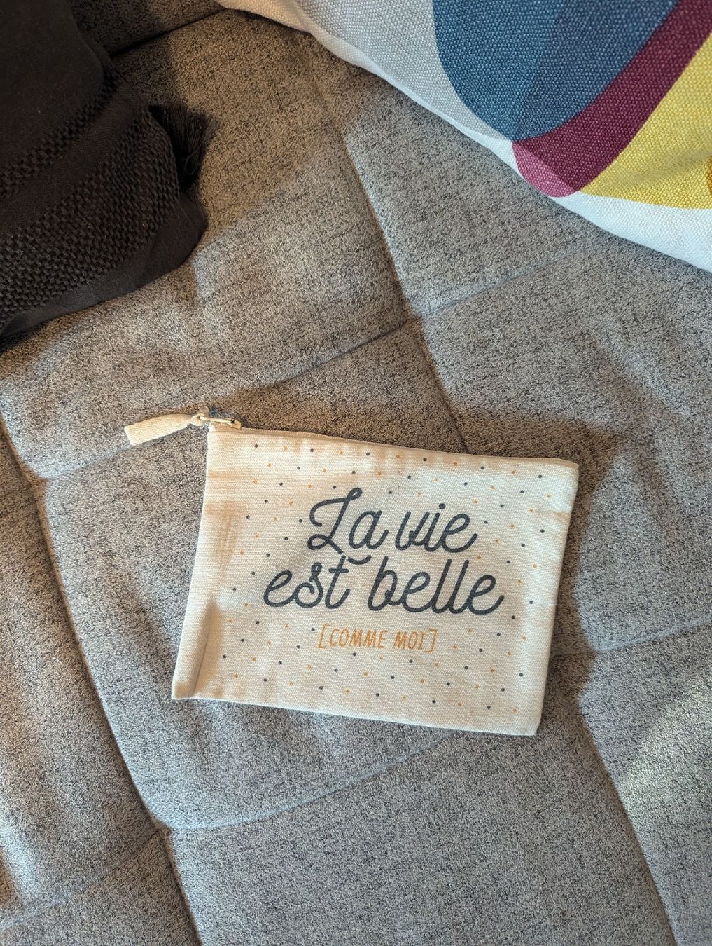 Taschen für Damen: Stylish "La vie est belle" Pouch – Neu (gemäss Beschreibung) aus Schlieren von maseam