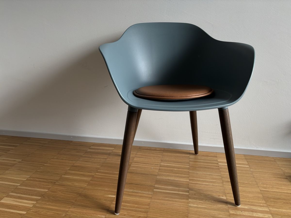 Ikea Sedie: Ikea Designstuhl Blau Kunststoff Einzelstück mit Holzoptik – Usato da Horw venduto da jak_cy5d