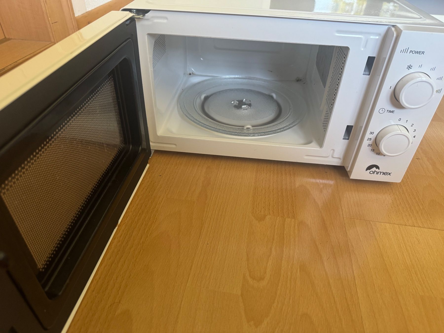 Ohmex Küchengeräte: Mikrowelle Ohmex weiss mit Drehplatte gebraucht – Gebraucht aus St. Gallen von mrc_8phs 1