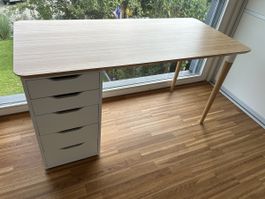 Schreibtisch