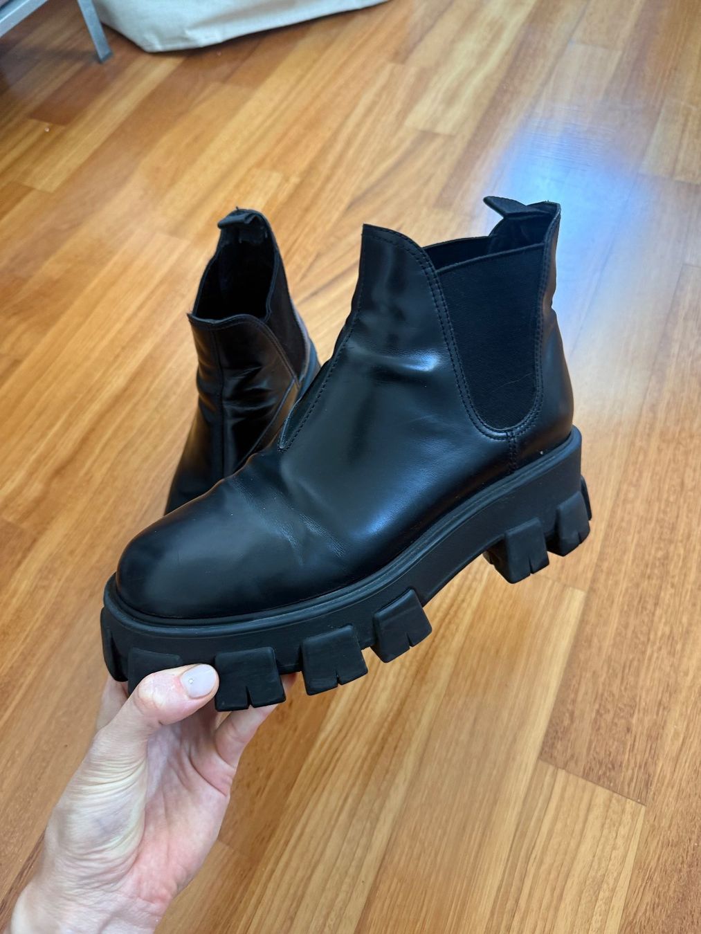 Prada Scarpe da donna: Schwarze Prada Damen Monolith Chelsea Boots – Usato da Zürich venduto da bar_s6yl 1