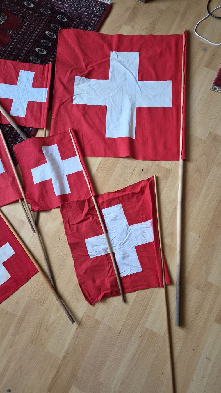 Bandiere: Schweizer Fahnen Vintage – Usato da Kölliken venduto da Upcycling-by-Mc-TAM 1