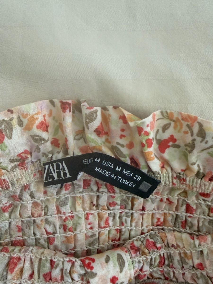 Zara Blusen: Haut à fleurs manches bouffantes – Gebraucht aus Monthey von Sevdije.Kololli 2