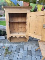 Gänterli mit Intarsie, Wandschrank antik