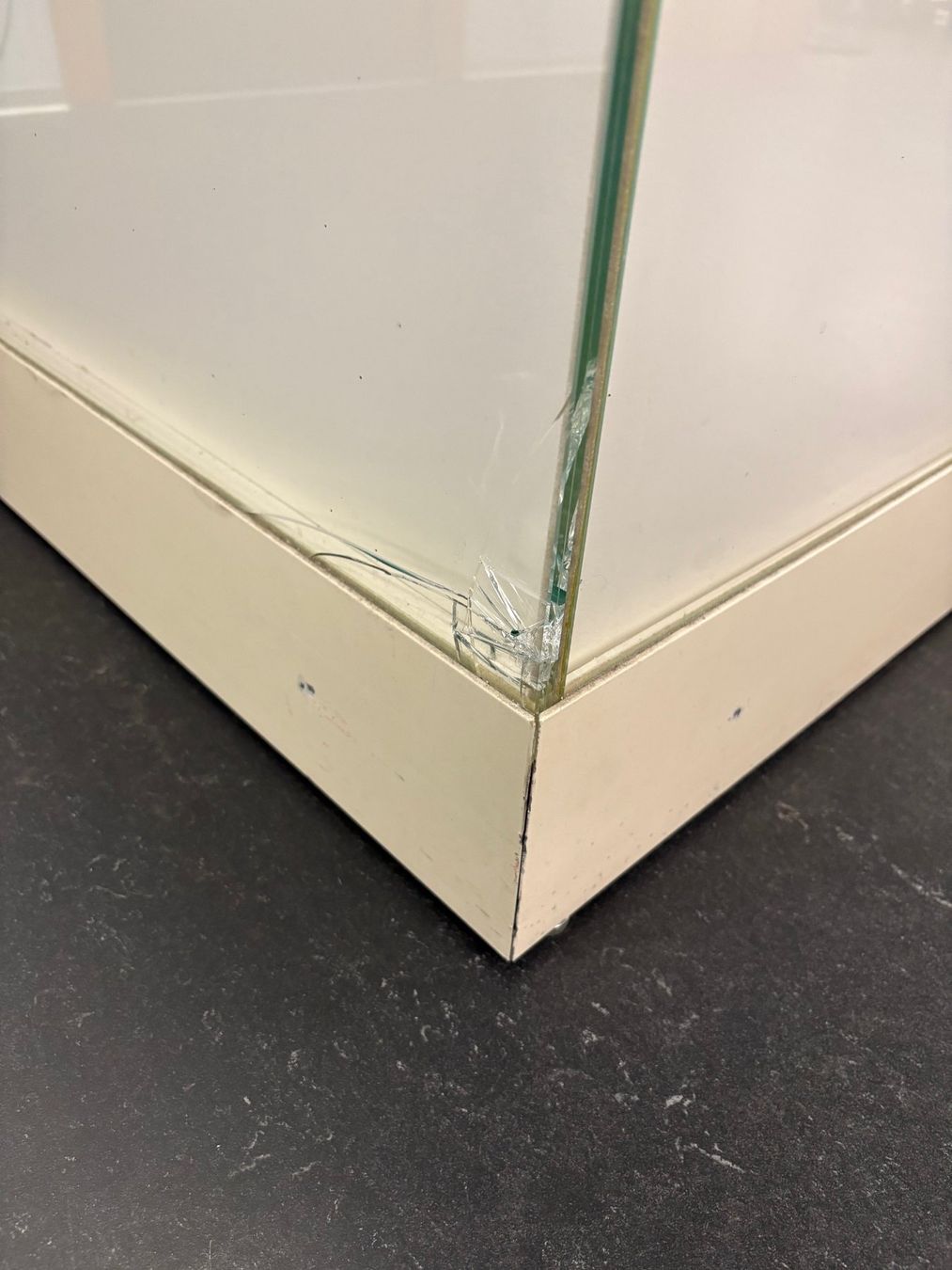 Vetrine: Vitrine mit Glas VSG, abschliessbar – Usato da Aarau venduto da Naturama_Aargau 8