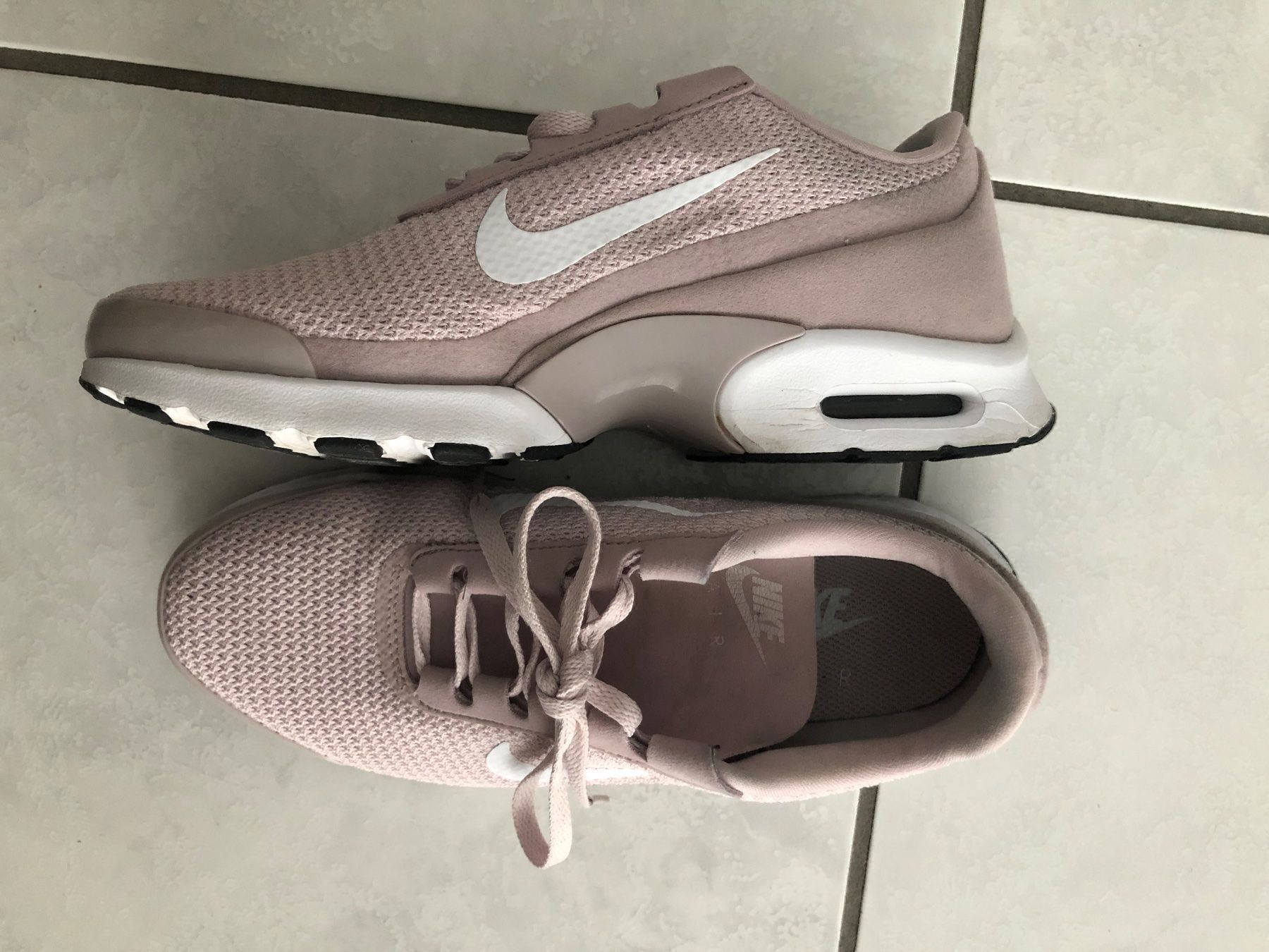 Nike Damenschuhe: Neue Nike Damenschuehe Grösse 36.5 – Neu (gemäss Beschreibung) aus Kloten von skit87