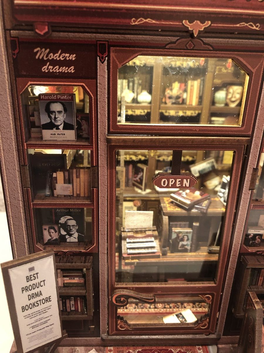 Tutte le decorazioni: The Drama Bookshop - Book Nook – Usato da Zollikofen venduto da DelNero 1