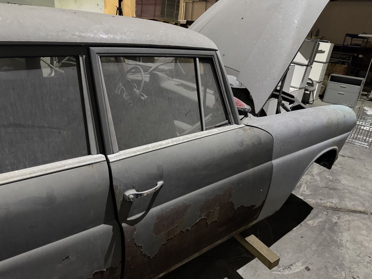 Mercedes-Benz Autos: Oldtimer Mercedes 200 D   – Défectueux à Oensingen par tri_n9r7 7