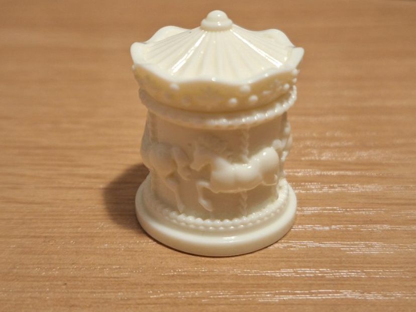 Case e mobili per bambole: Handmade Kekse mit Karussell Keksdose – Nuovo (secondo la descrizione) da Zürich venduto da HandmadeTinyFood 2