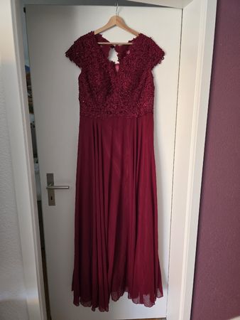 Bordeauxfarbenes Abendkleid