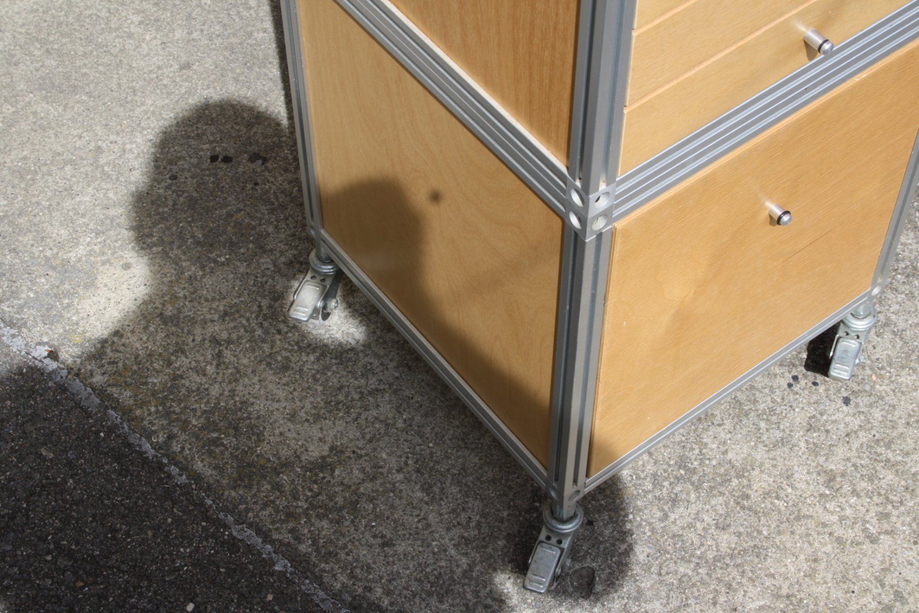 Vitrines: VITRINE MIT BELEUCHTUNG UND SCHUBLADENKORPUS – D'occasion à Wauwil par Pneuedy 6