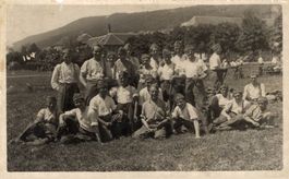 Gruppe Soldaten auf einer Alp