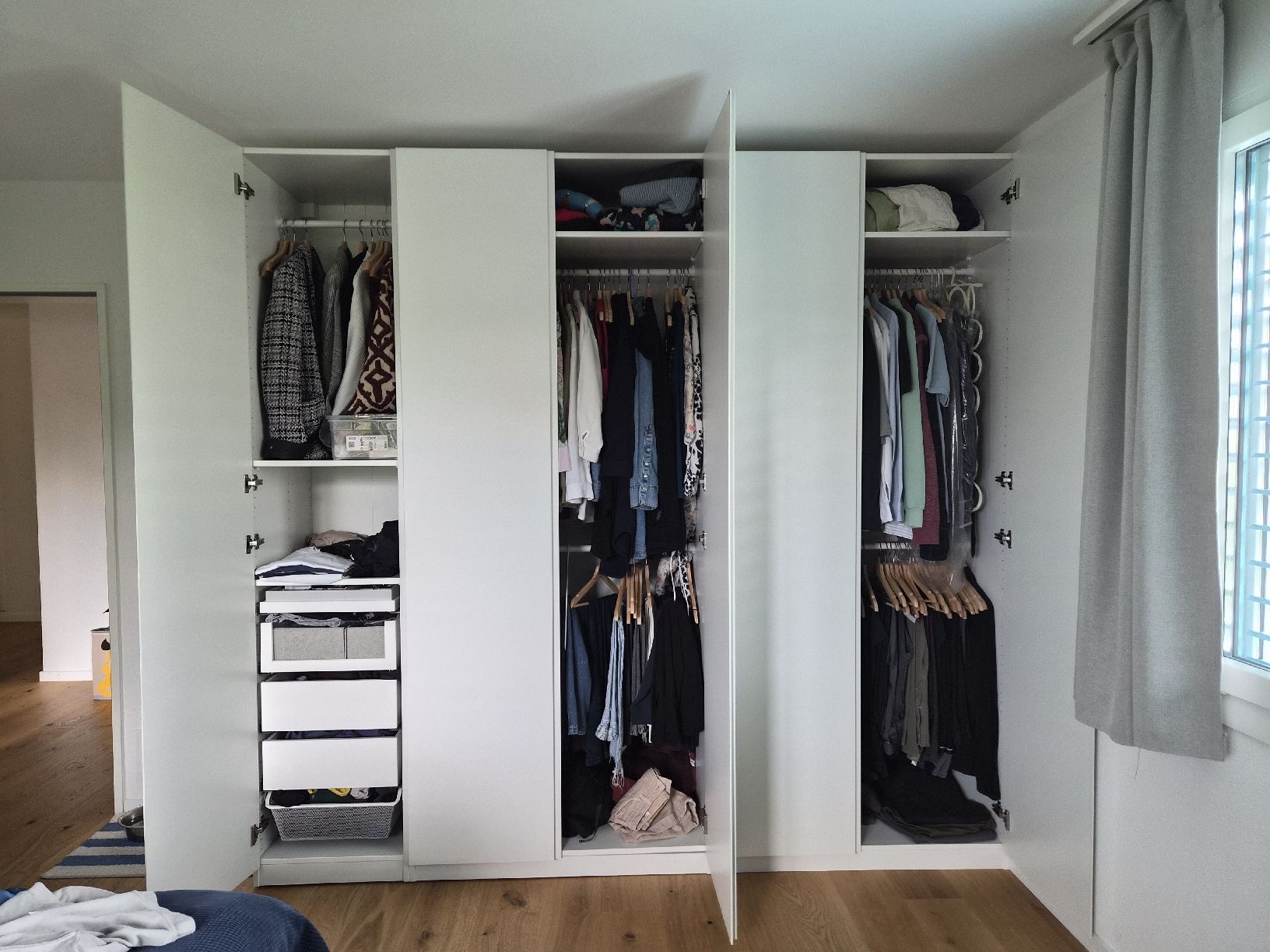 Armadi: White Wardrobe with 5 Doors and Shelving Good Condition – Usato da Maur venduto da Sofi___ 1