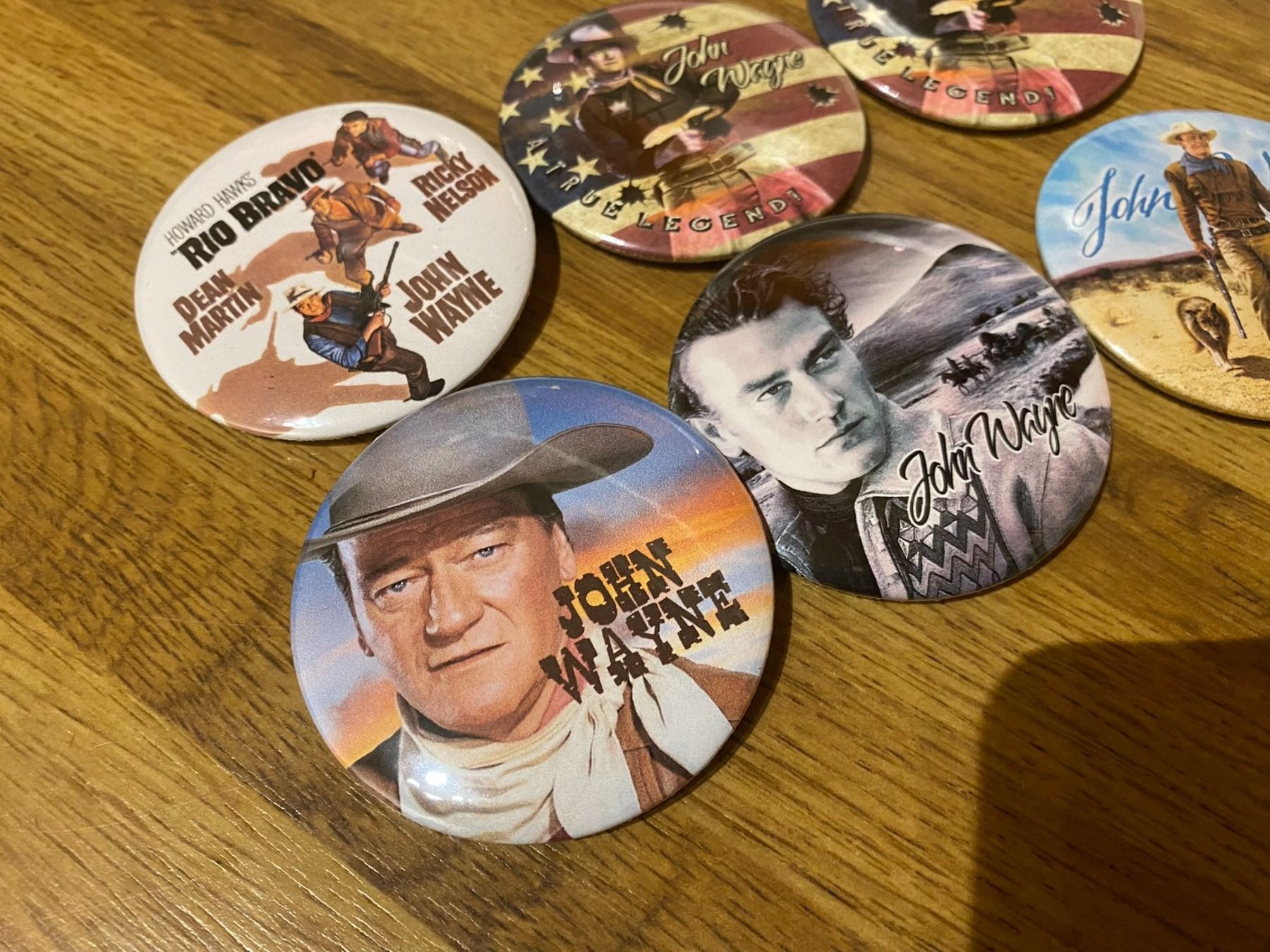 Plaketten & Abzeichen: John Wayne Flaschenoeffner, Magnete, Ansteck Badge – Neu (gemäss Beschreibung) aus Basel von VinylLover68 2