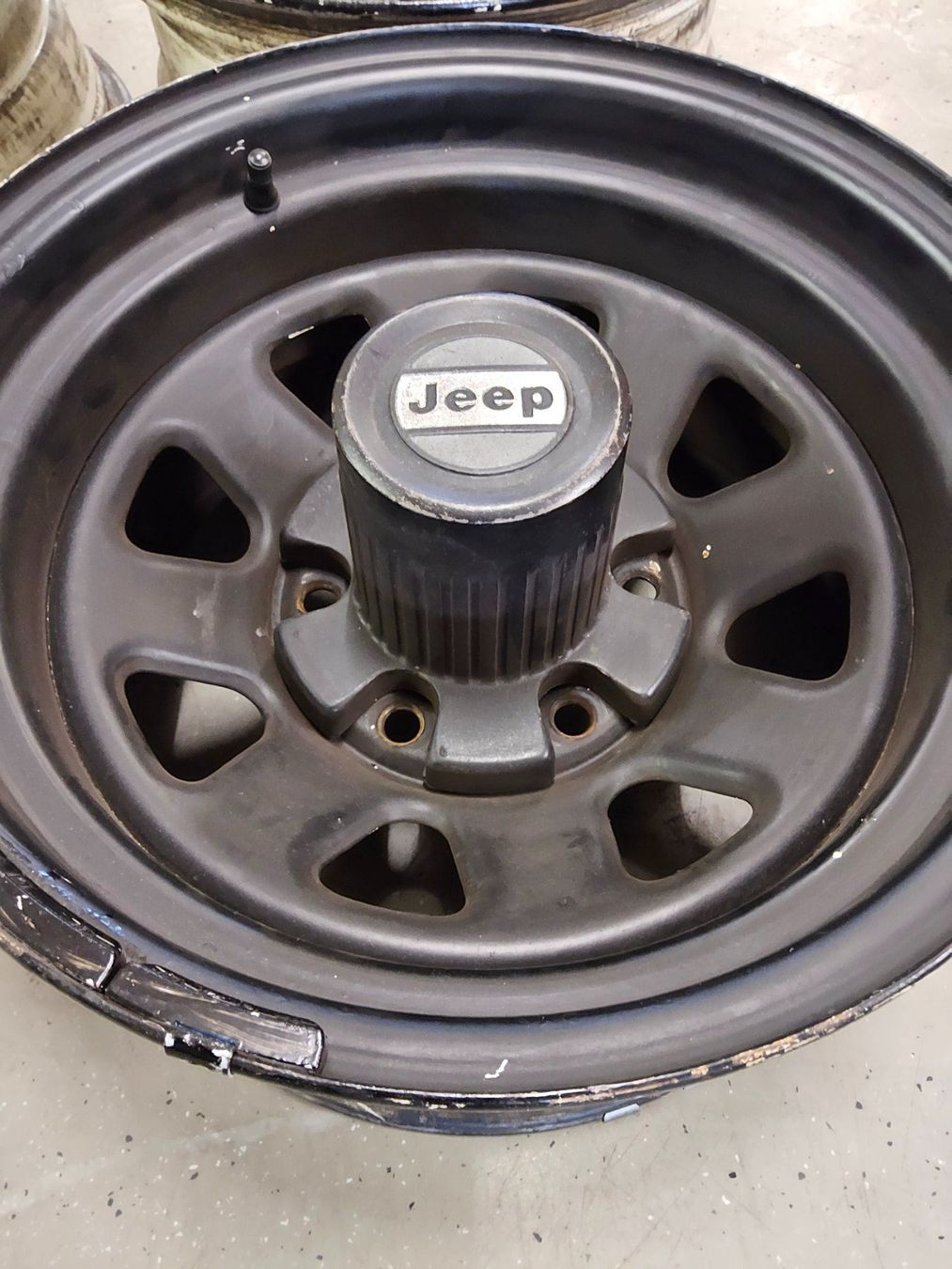 Jeep Felgen: FSJ, 4 Originalräder mit Original-Naben. – Gebraucht aus Bulle von pabensen 4