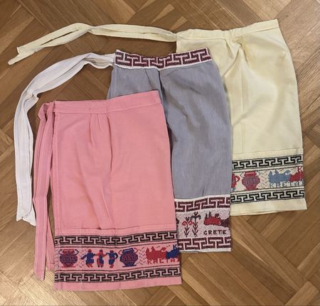 Set von 3 Küchenschürzen (grau, rosa, hellgelb) aus Kreta