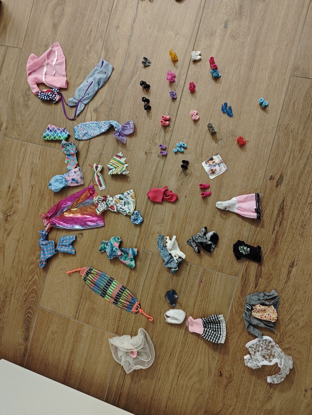 Giocattoli: Barbiekleider, -schuhe, Sonnenbrillen etc. – Usato da Gibswil venduto da jibbi01