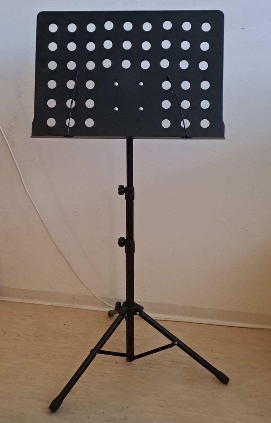 Supporti per strumenti musicali & leggii: lutrin noir pliable 50 x 35 cm. – Usato da Châtelaine venduto da plume019