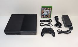 Xbox One mit Controller und GTA V
