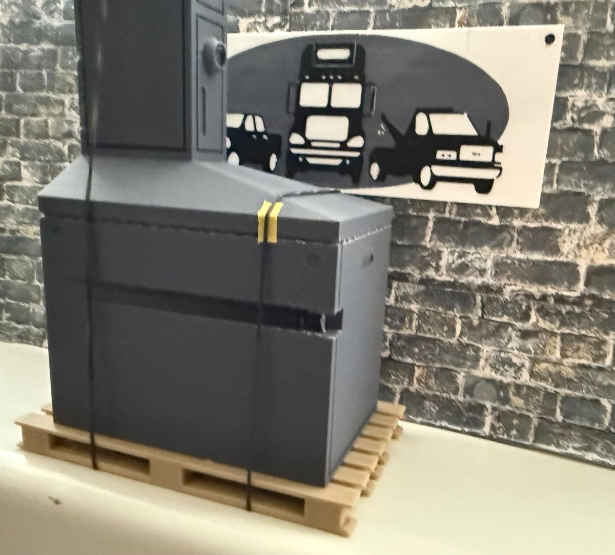 Modellbausätze & Standmodelle: Palette mit Blitzer  – Neu (gemäss Beschreibung) aus Altdorf UR von mobauwidmer 2