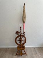 Antikes Spinnrad aus Massivholz mit Fussantrieb