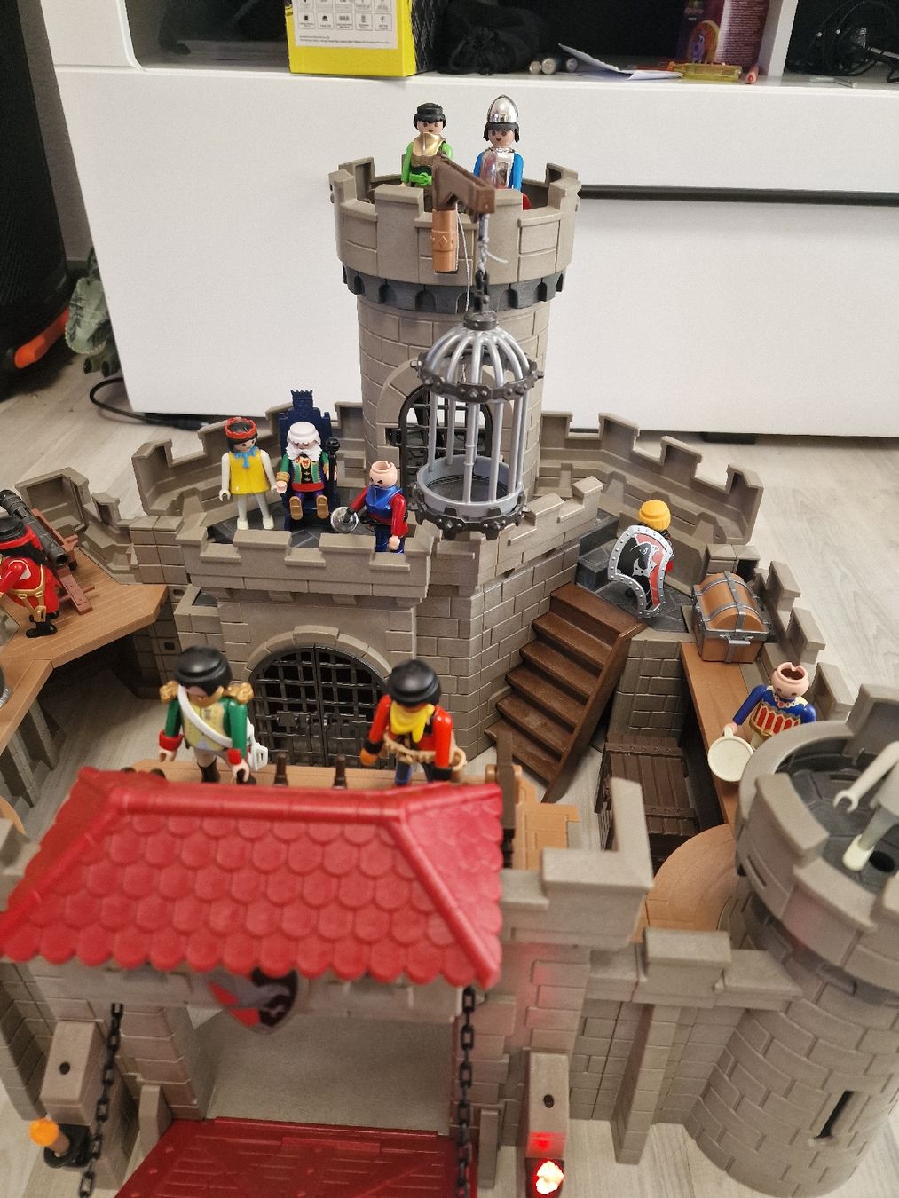 Playmobil Spielzeuge: Playmobil Ritterburg mit Figuren – Gebraucht aus Herzogenbuchsee von ioa_zcm6 6