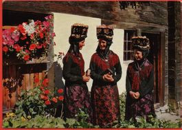 Trachtenfrauen im SAAS-TAL - gel. 1978 v. Saas-Fee