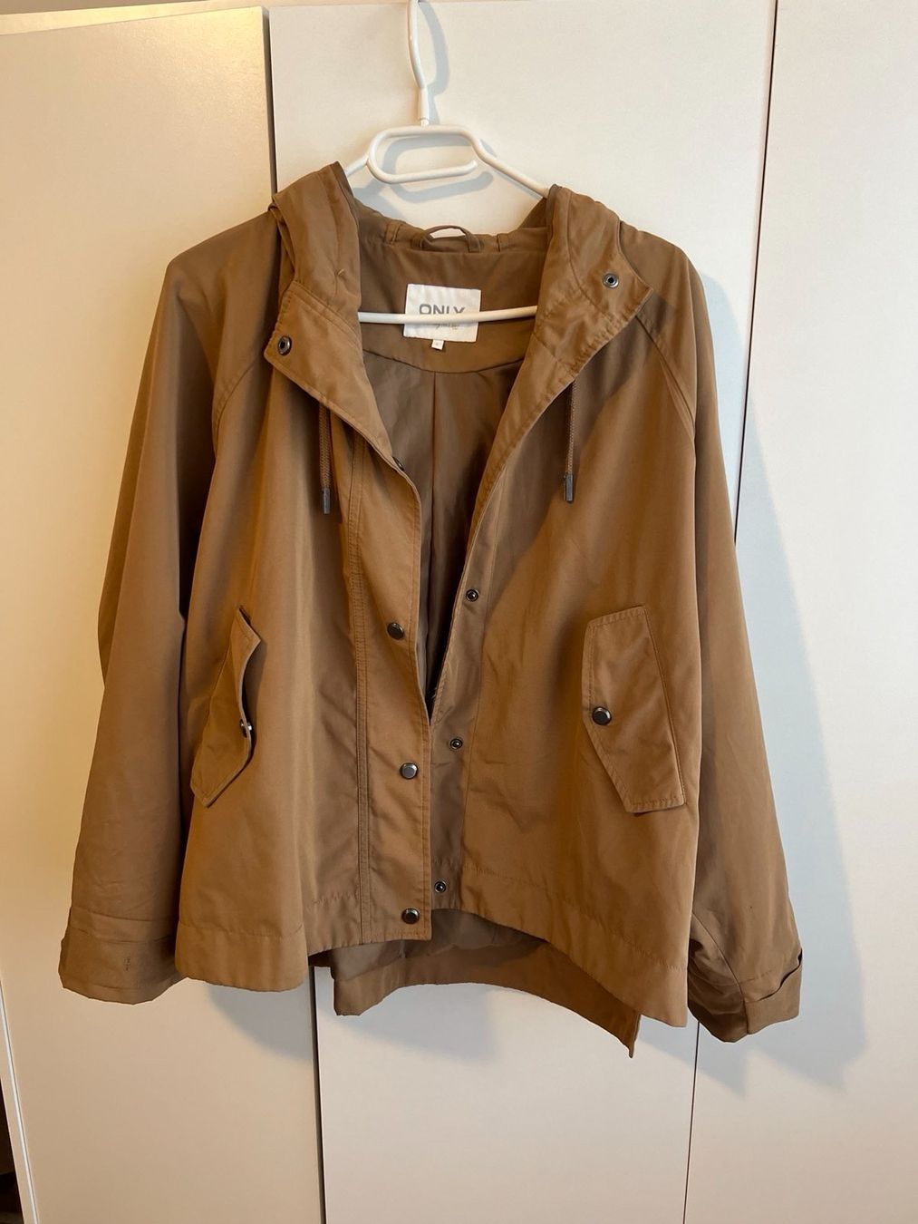 Lotti di vestiti: Frühlingsjacke mit Ledertasche – Usato da Basel venduto da M.M_ 8