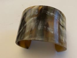 Bracelet-manchette en corne