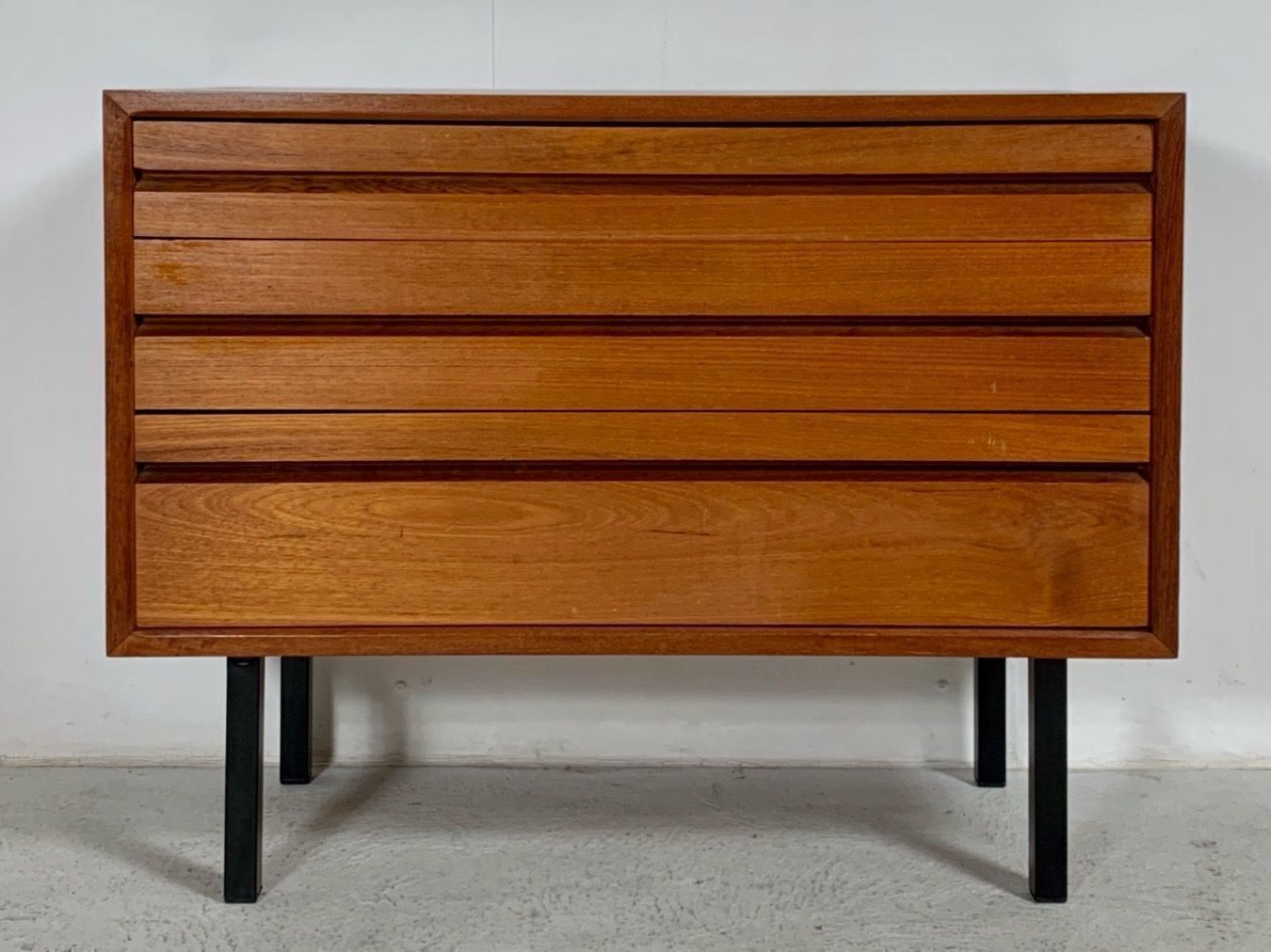 Cassettiere: MidCentury Teak Kommode Cado Denmark 60s – Usato da Basel venduto da MidMod20C