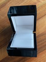 Elegante Ringbox, schwarz glänzend, innen Kunstleder weiss