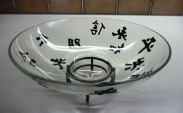 asiatische Glasschale auf einem Ständer