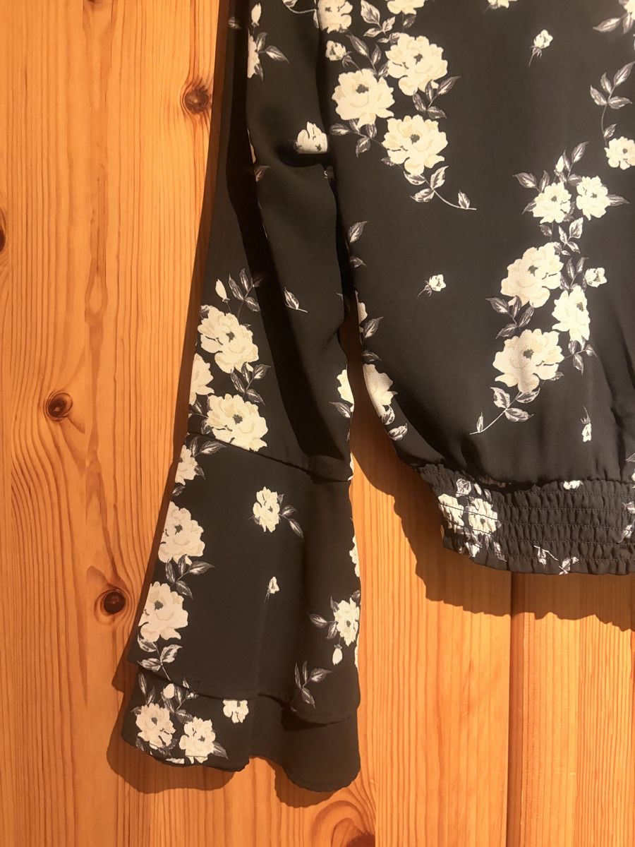 H&M Blusen: Bluse mit ausgestellten Ärmeln – Gebraucht aus Zürich von len_t5ch 3
