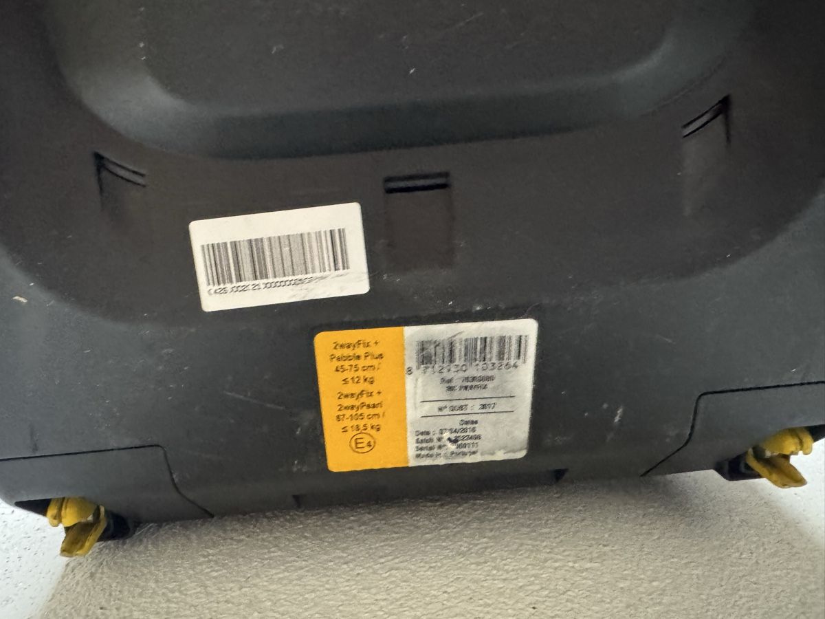 Seggiolini per auto: 2 isofix Stationen + 1 Schale – Usato da Hinwil venduto da diggi87 4