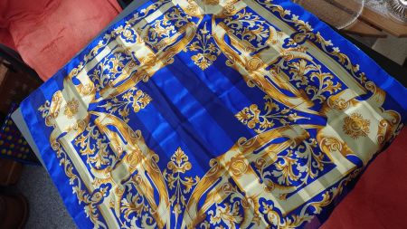FarbenStarkes Foulard mit blau-goldenen BarockMuster