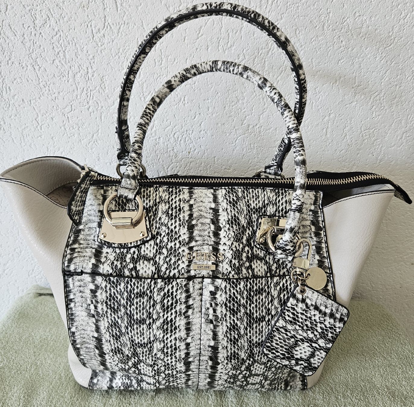 Guess Borse da donna: neue grosse GUESS-Tasche – Nuovo (secondo la descrizione) da Unterkulm venduto da Beljasch 3