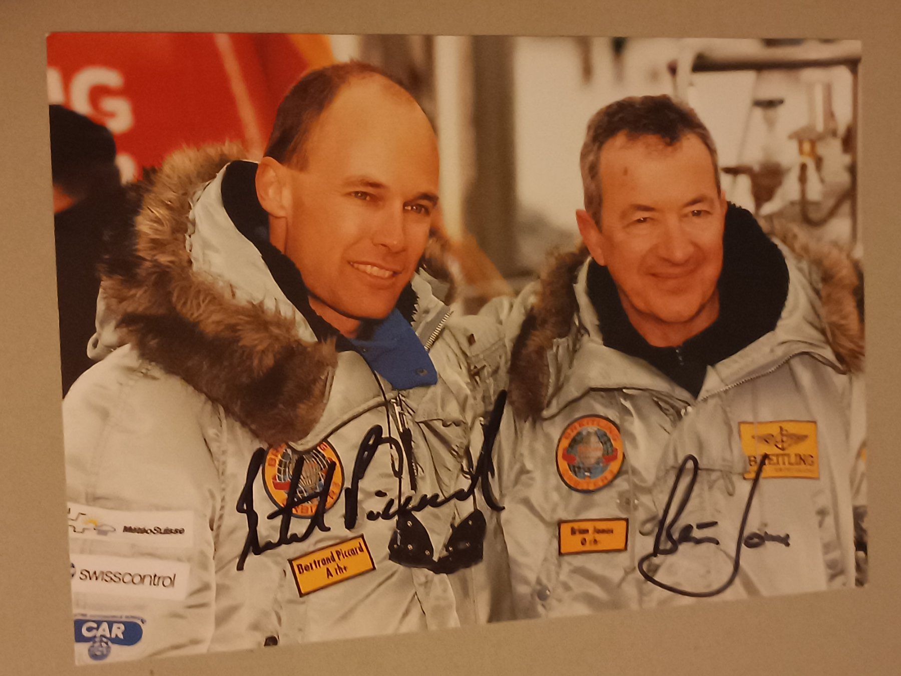 Autografi: Bertrand Piccard & Brian Jones - 15x20cm handsigniert – Usato da Menziken venduto da Artographs